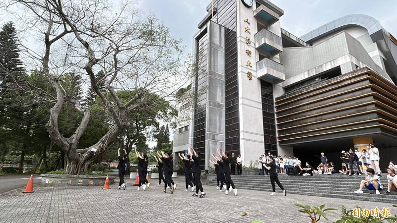 桃園高中為老榕樹辦畢典 溫馨告別罹「樹癌」校園守護者