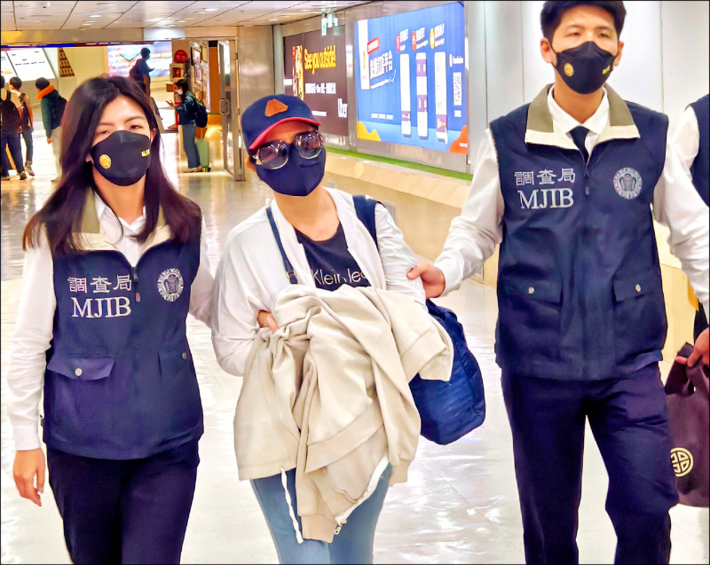 藍海集團董事長陳妙音涉案，高雄地院審理中。圖為陳女從泰國押解返台畫面。 （資料照）
