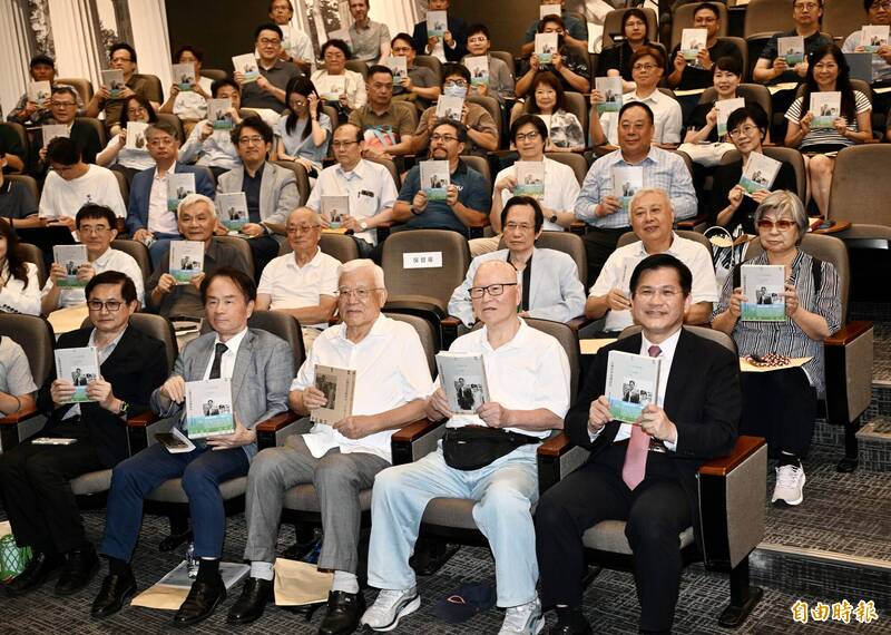 《台灣的李登輝時代:意外國度的重塑》新書發表會,外交部長林佳龍(前排右起)、前民進黨主席許信良、前台北縣長尤清、國史館館長陳儀深、和碩聯合科技董事長童子賢等人出席。(記者羅沛德攝)