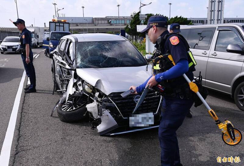 桃機一航廈外環道車禍 自小客車撞路燈駕駛送醫