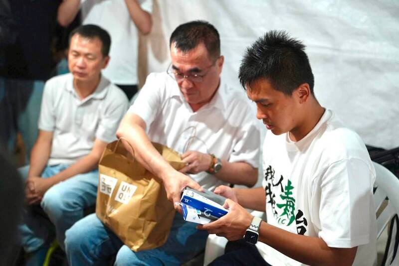 說溜嘴?口誤?藍小雞接力絕食竟喊「單純去吃東西」遭酸爆