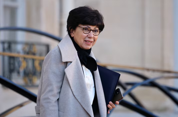 抗議農藥法案危害蜜蜂 法環境部長宣布辭職