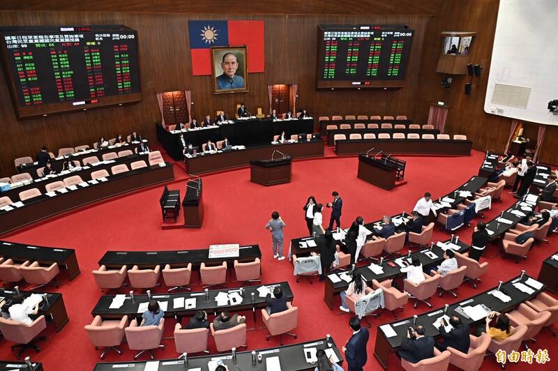 苦苓批藍白佔立院多數可直接修法卻推6公投 恐讓選舉過程雪上加霜