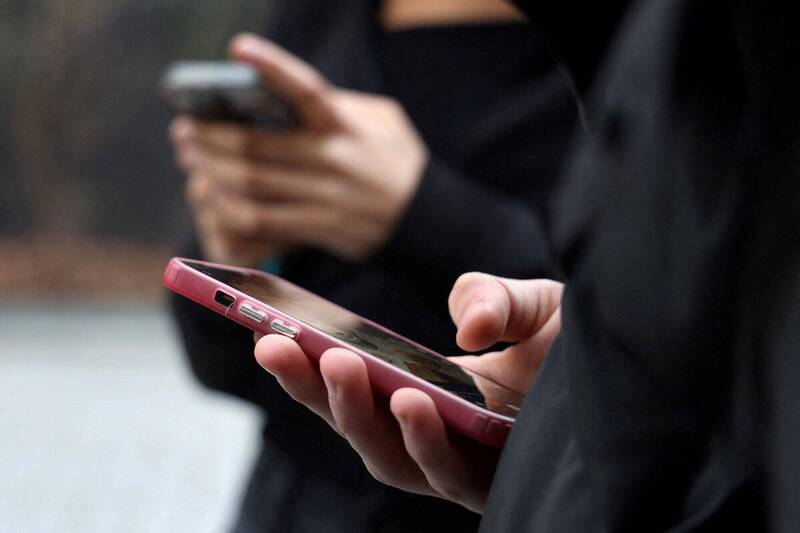 歐洲首例!法國禁15歲以下使用社群媒體 歐盟可能跟進