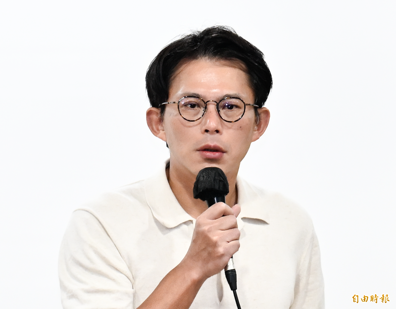 民團批翁曉玲凍卓揆薪水 黃國昌轟雙標:政院沒編警消預算怎不講?