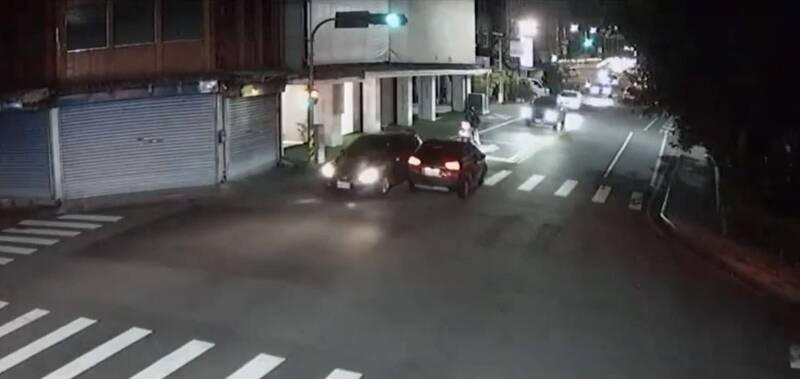 宜蘭女駕駛疑身體不適失控撞車又撞牆 車內2女童驚魂送醫