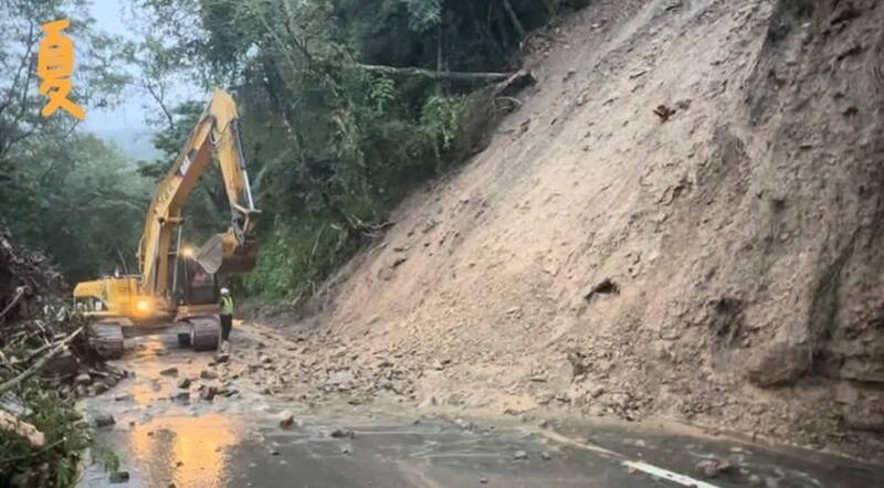 夏天風災道路坍塌工程人員冒雨搶修，也被記錄下來。（圖擷自公路局中區養護工程分局臉書）