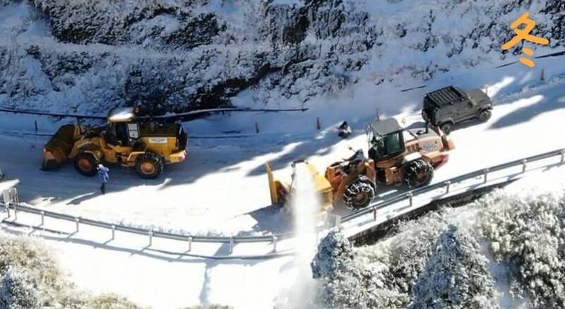 冬天合歡山銀白世界中，鮮黃色鏟雪車清晨鏟雪的景象也被無人機拍攝下來。（圖擷自公路局中區養護工程分局臉書）