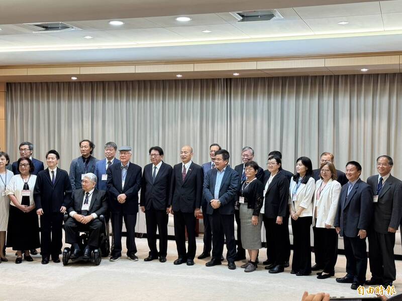 總統府秘書長潘孟安今陪同監察院正副院長、監察委員被提名人赴立法院拜會立法院長韓國瑜。(記者羅國嘉攝)