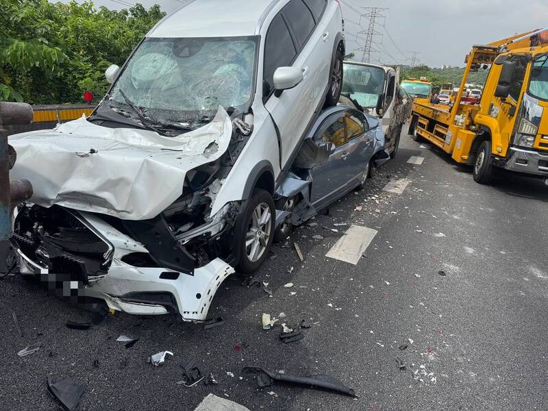 國3北大溪段4車連環車禍 車流回堵達7公里