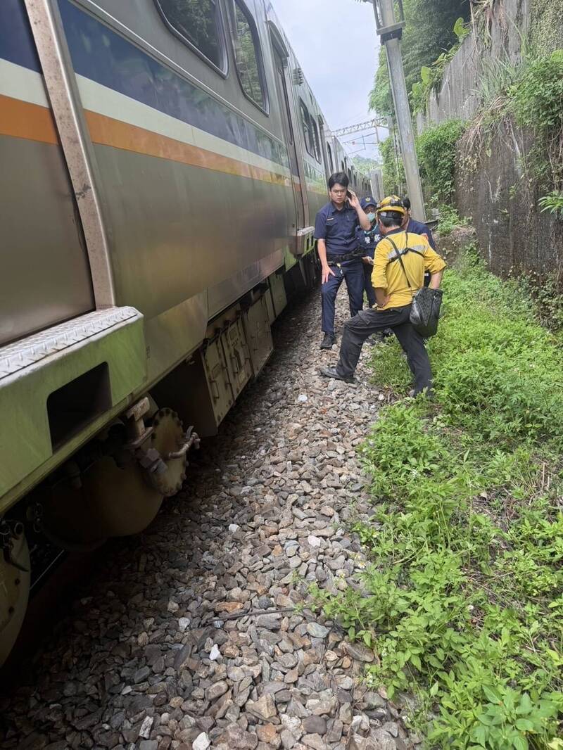 台鐵暖暖站55歲男闖軌道被撞 列車延誤1小時