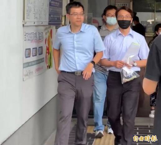 100萬交保!中聯廠長陳明榮遮臉快閃 律師槓媒體「可以這樣拍嗎?」