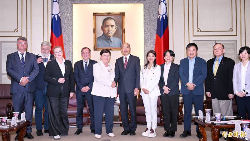 立法院院長韓國瑜會見歐洲議會波蘭籍保守黨團議員團團長、波蘭前總理詩朵一行。（記者方賓照攝）