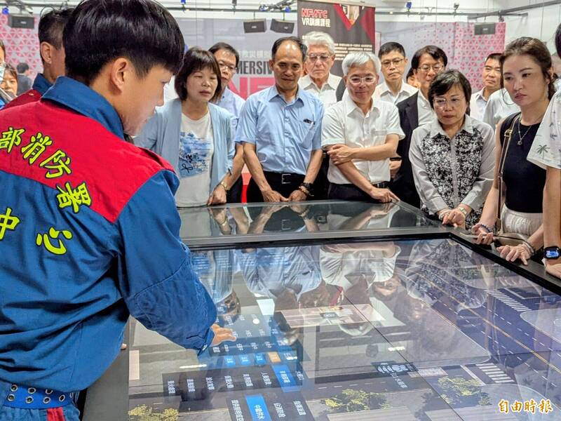 劉世芳視察消訓中心 VR火場訓練、兵推圖台曝光