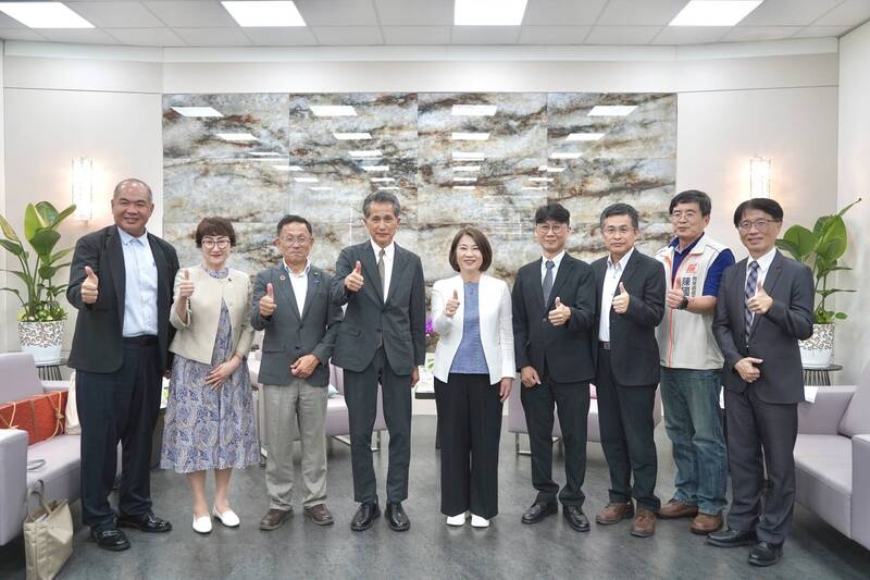 日本笠間市訪團拜會周春米 感謝屏東志工協尋二戰士兵遺骨