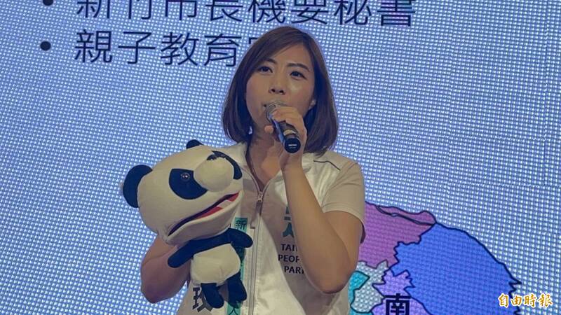 民眾黨正妹幕僚參選竹市議員 「腹語師」李玫引關注