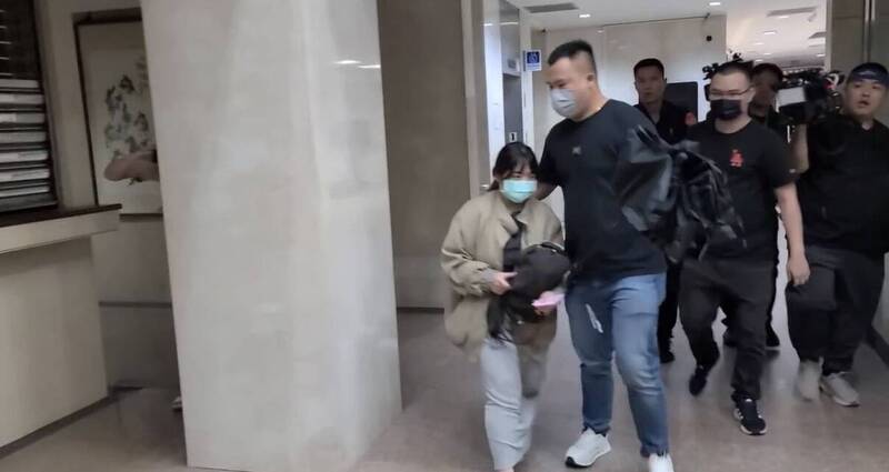 王道理財4高層涉詐被聲押!業務交保 親友「撐傘護駕」擋鏡頭