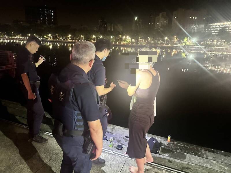 把愛河當泳池! 外籍男酒後跳水「消暑」將裁罰