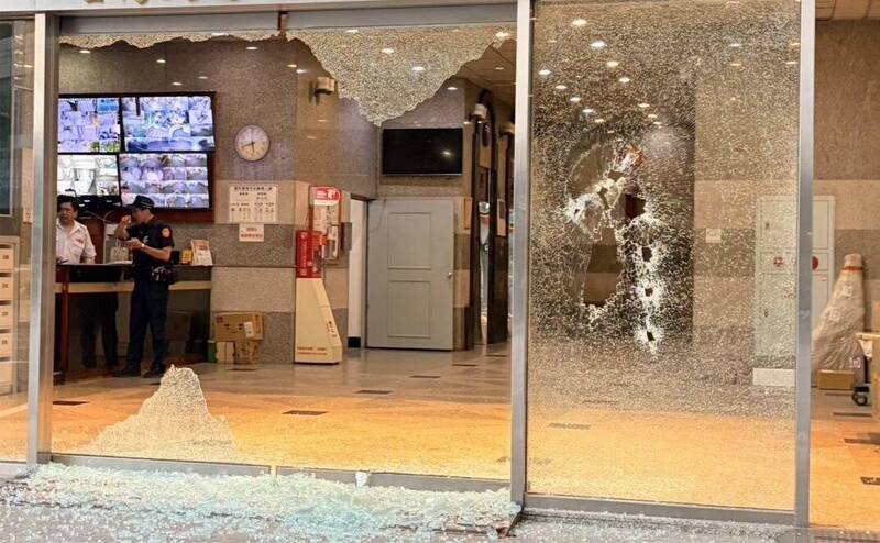 台中台灣大道商辦被掃射10多槍!大門玻璃碎成「蜂窩」 槍手苗栗投案