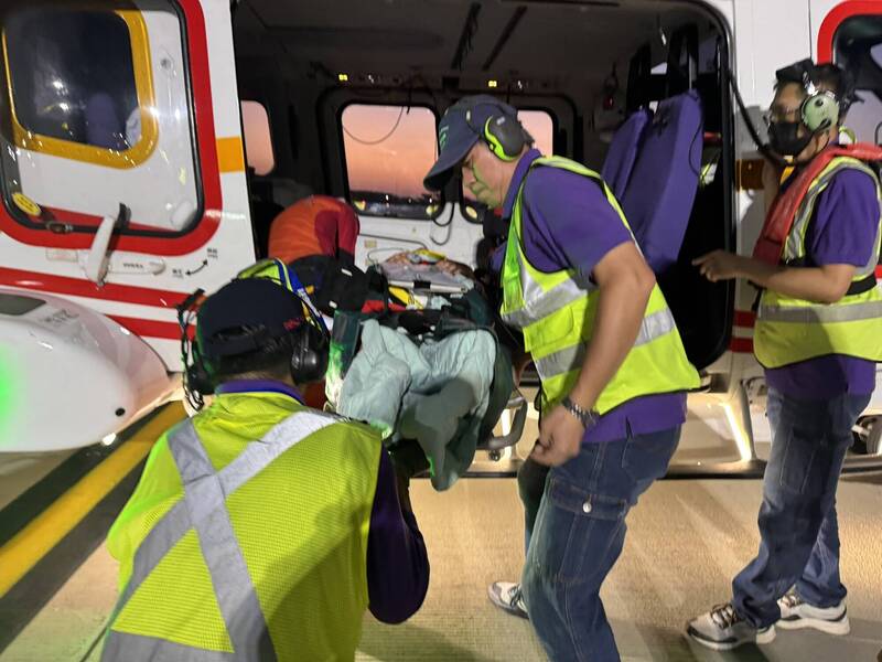 澎湖水上活動傳遊客頸椎拉傷 凌天航空夜間緊急後送搶救