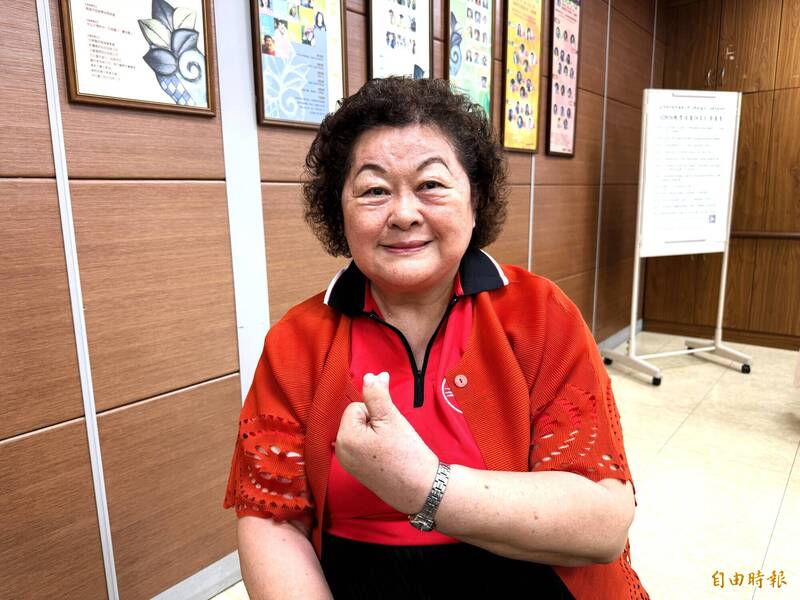 教職41年退休師許惠珠左手「雙拇指」 笑稱一次都給Double讚