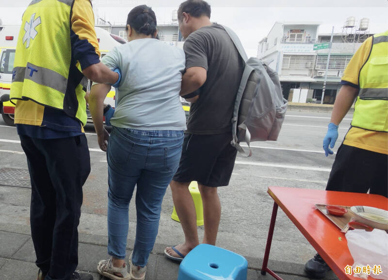 衰!路邊吃午餐 隔壁空桌遭怪風吹翻砸中她鼻樑濺血