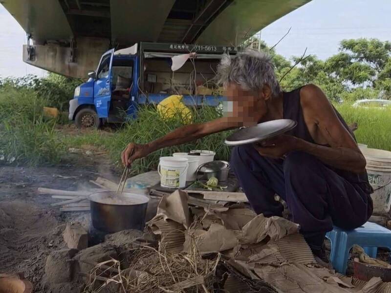 黃姓老翁棲身大肚溪畔，以蝸牛野菜維生。（民眾提供）