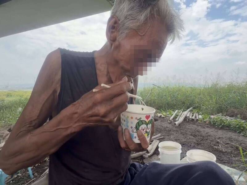 黃姓老翁棲身大肚溪畔以蝸牛野菜維生，身形骨瘦如柴。（民眾提供）