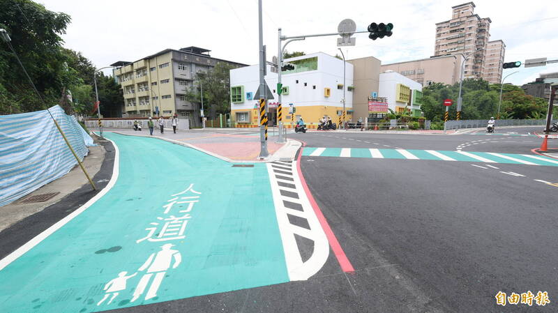 土城國中通學廊道826公尺改善完工 侯友宜「行動治理」視察