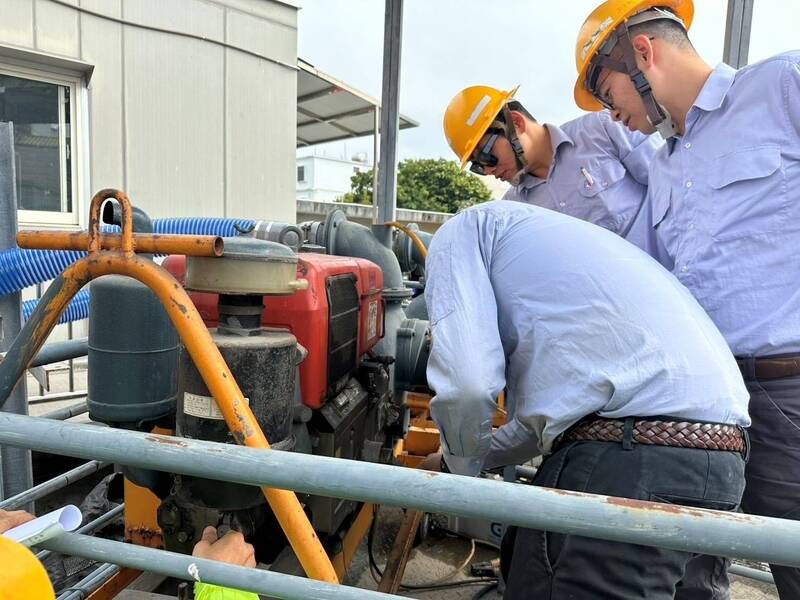 因應颱風,台電屏東區處展開機具檢測及材料準備。(台電屏東區處提供)