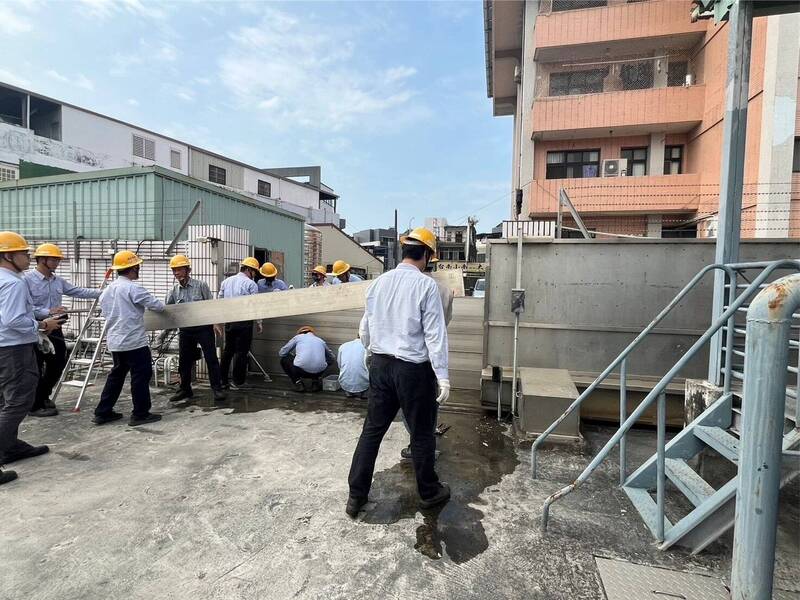 因應颱風,台電屏東區處展開置設防水閘門等準備工作。(台電屏東區處提供)