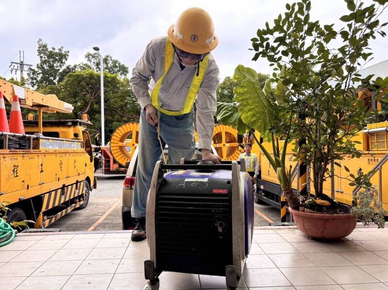 因應颱風,台電屏東區處展開機具檢測及材料準備。(台電屏東區處提供)