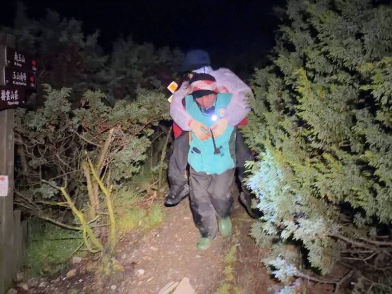 女領隊鹿山回程高山症嘔吐落單 玉山巡山員摸黑背負救援