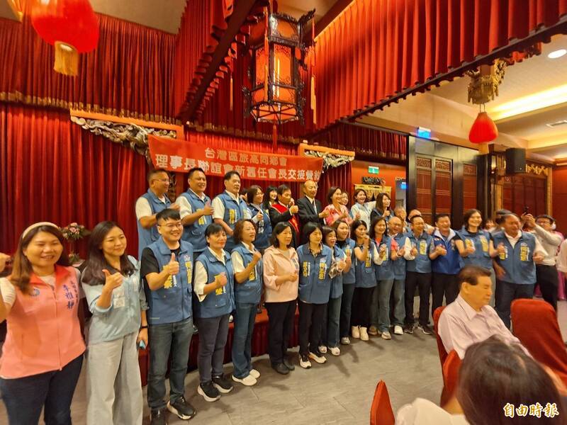 韓國瑜為國民黨高市議員與議員參選人打氣。（記者王榮祥攝）
