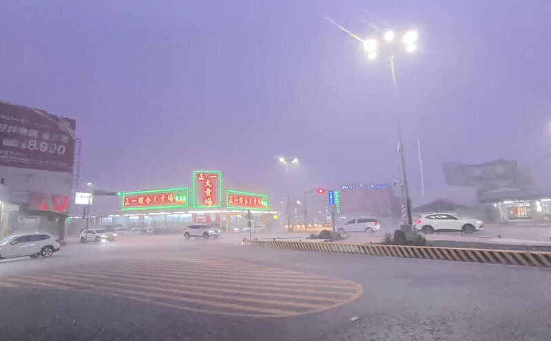 紅霞暴雨來得急去得快 蘭嶼門口小河半小時內縮成水灘