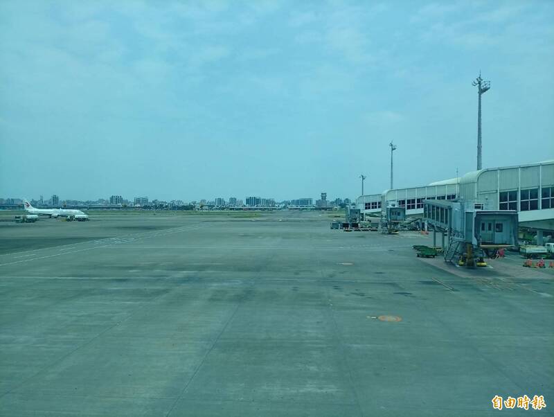 近20年來首見!達美航空突破高雄機場宵禁凌晨1:42起飛全網熱議