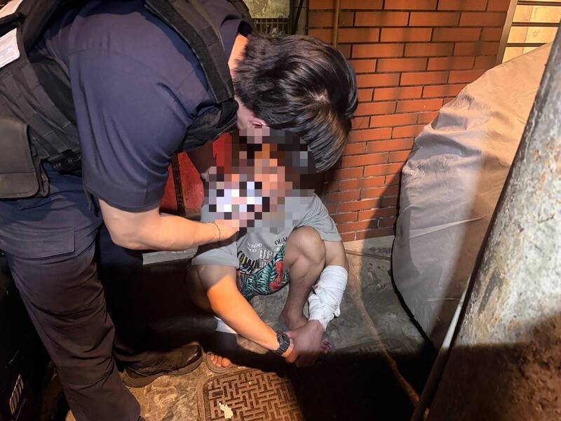 男子深夜拿虎爪刀割瓦斯軟管點火 中和警消強勢逮捕