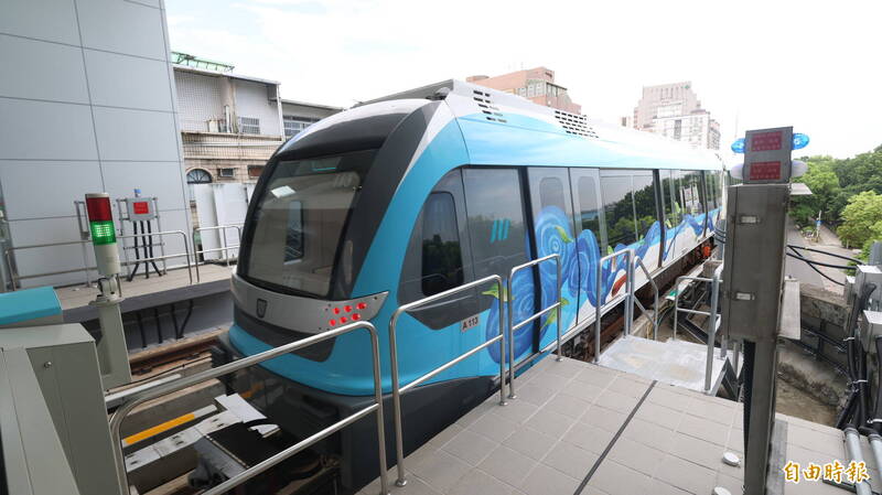 新北捷運三鶯線繼客家主題、新北市美術館主題彩繪列車後，再推出第三款原民主題彩繪列車，外觀以河流意象串聯設計。（記者黃政嘉攝）