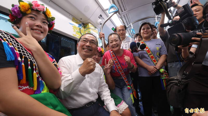 新北市長侯友宜（左2）今開箱原住民主題彩繪列車。（記者黃政嘉攝）