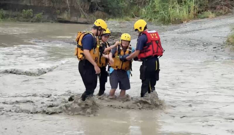 阿公阿嬤帶過暑假孫體驗農村 突然暴雨山洪阻路