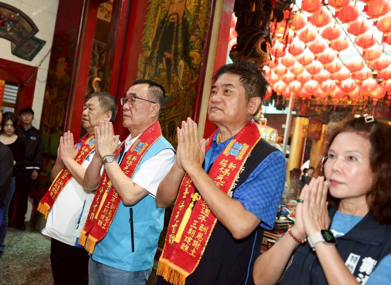 參拜新莊保元宮 李四川:若當選攜手各黨派民代打拚建設