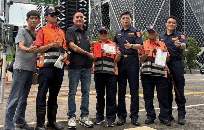 紅霞颱風逼近 高雄警義交堅守崗位疏導車流