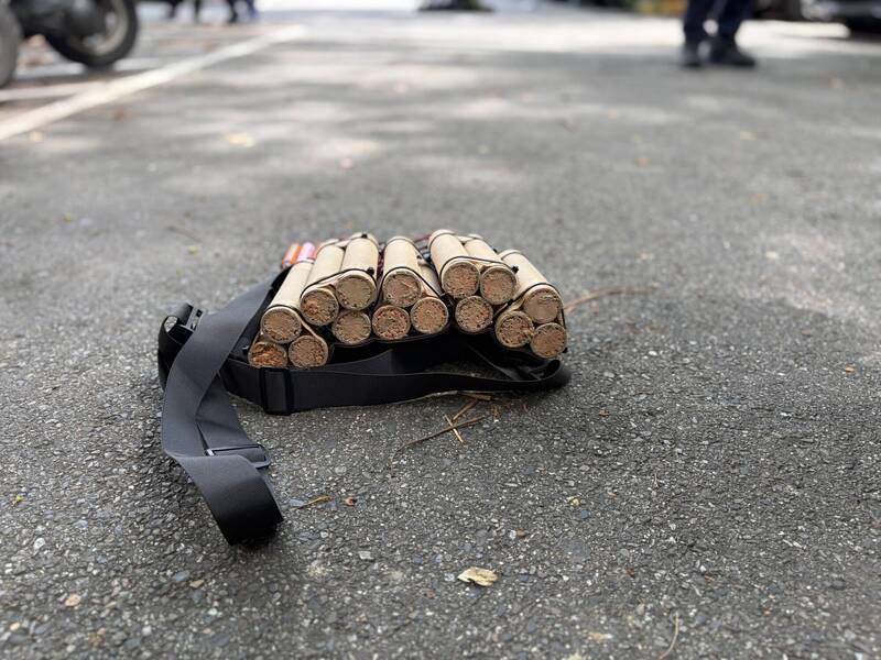 男攜爆裂物闖新北議長蔣根煌服務處 警查出爆竹纏電線
