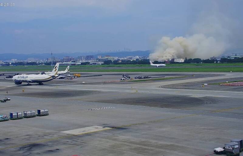 桃機圍牆外雜草竄火舌濃煙直衝天際 旅客、地勤目擊灌救實境秀