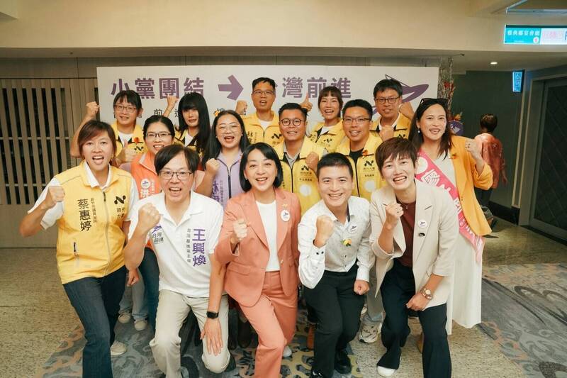 「台灣前進陣線」竹竹苗聯合造勢,齊呼籲四黨合作能化做「1加1加1加1大於4」的力量,前進竹竹苗議會及代表會。(台灣前進陣線提供)