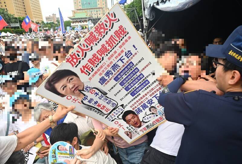 凱道反毒油集會逆風! 民眾舉「盧秀燕、蔣萬安下台」標語遭警帶離