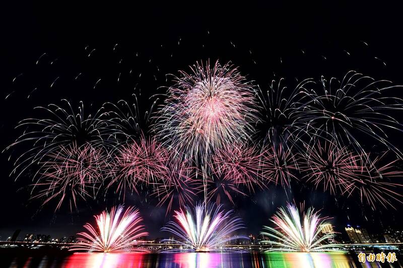 圖輯》蜘蛛人躍上台北夜空!大稻埕煙火秀絢爛登場