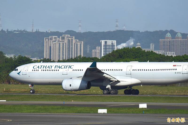 國泰航空航班異動。（記者吳亮儀攝）