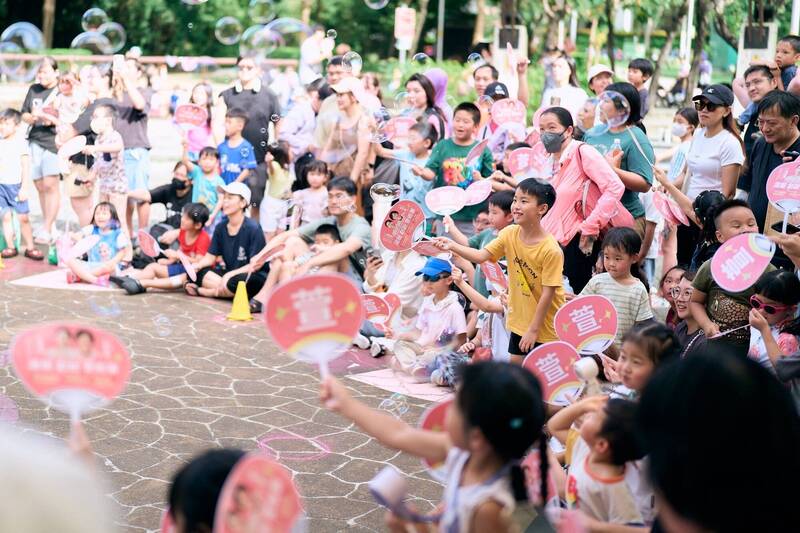 泡泡派對新莊好評加開場 吳奕萱提教育政見爭取支持