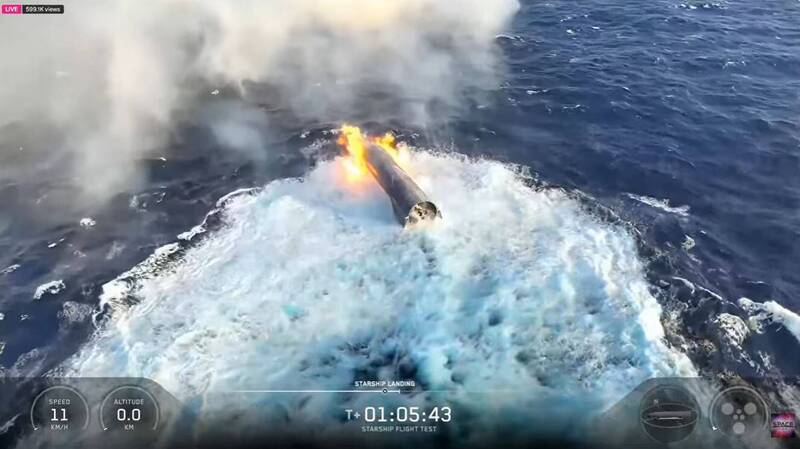 星艦以直立姿態濺落印度洋,再緩慢傾倒並漂浮海面。(圖擷取自YOUTUBE影片)